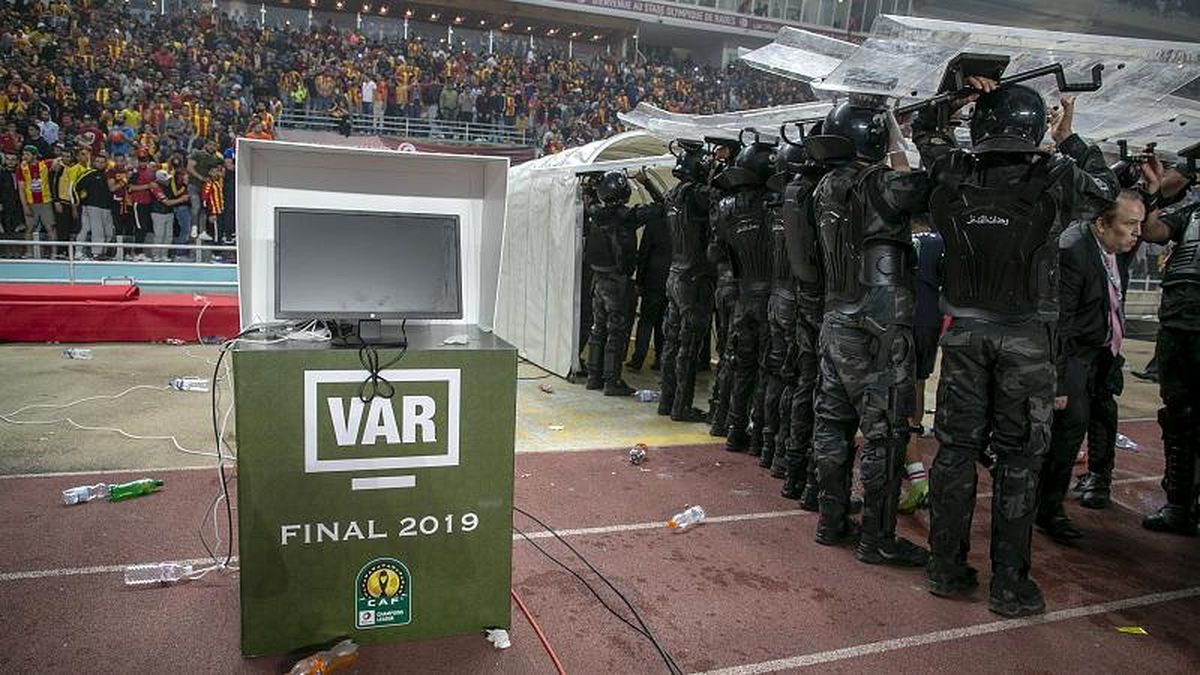 CAF Şampiyonlar Ligi finalinde VAR çalışmadı: Gol iptal edildi, ekiplerden biri sahayı terk etti
