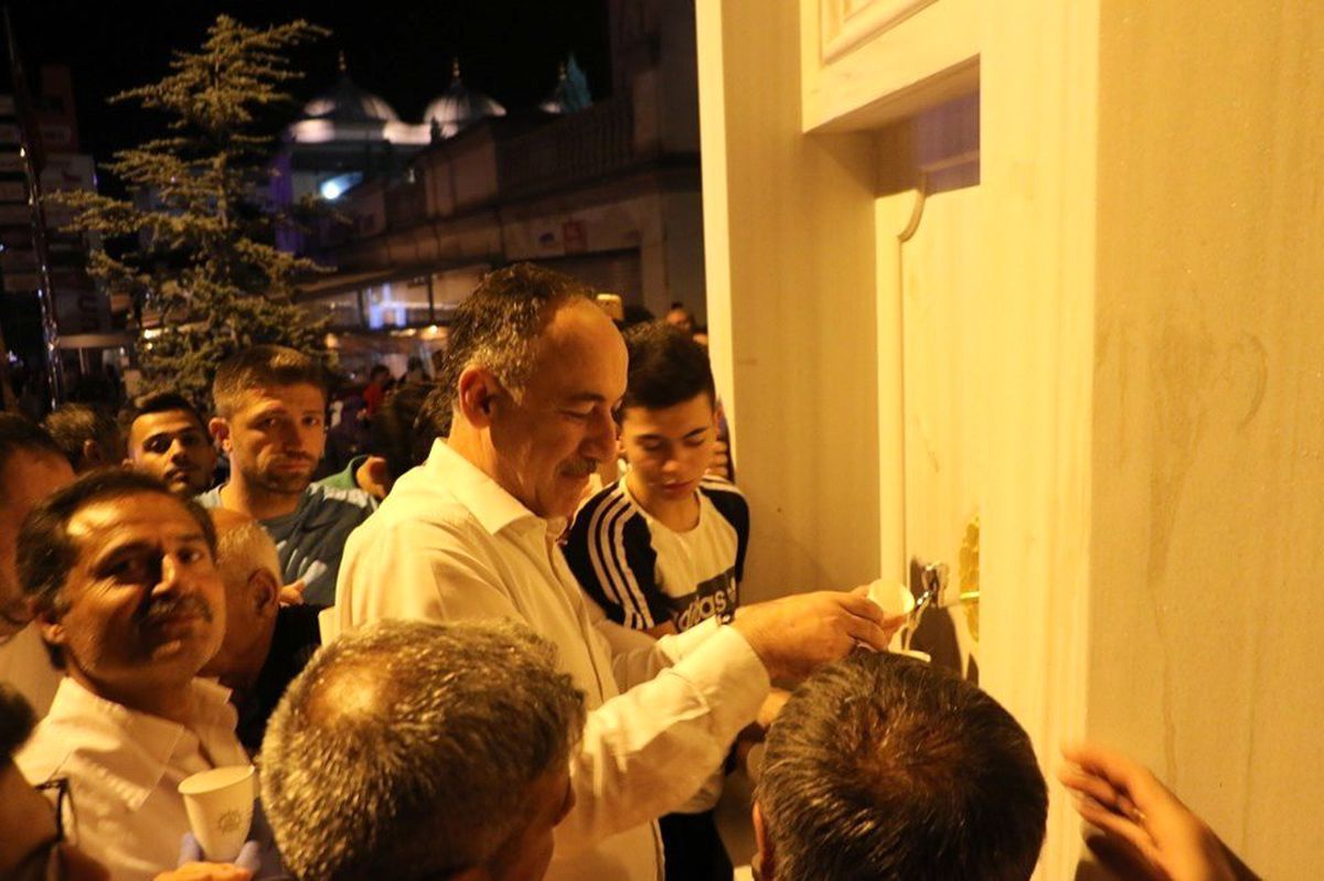 Camideki sebilden bu kez şerbet aktı