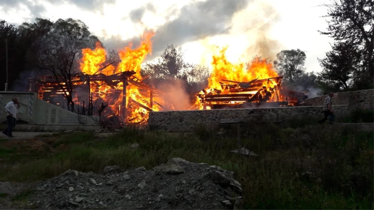 Çorum\'da yangın: Alevler ev ve camiye sıçradı