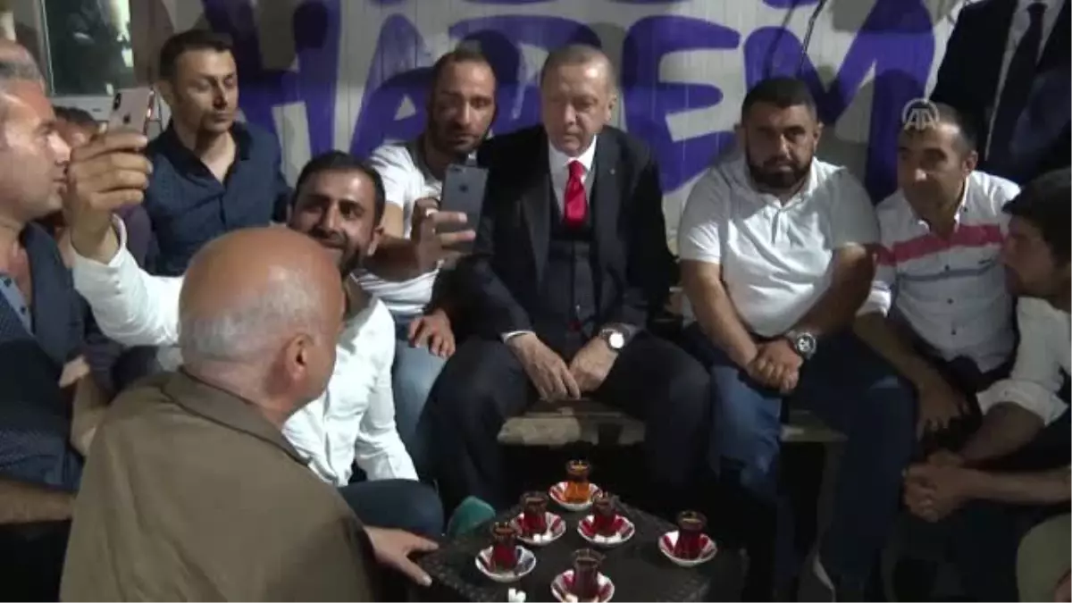 Cumhurbaşkanı Erdoğan, Gebze-Harem minibüs durağını ziyaret ederek şoförlerle sohbet etti, çay içti