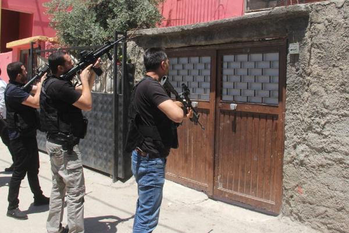 DEAŞ\'ın bombacıları, Adana\'da eyleme hazırlanırken yakalandı