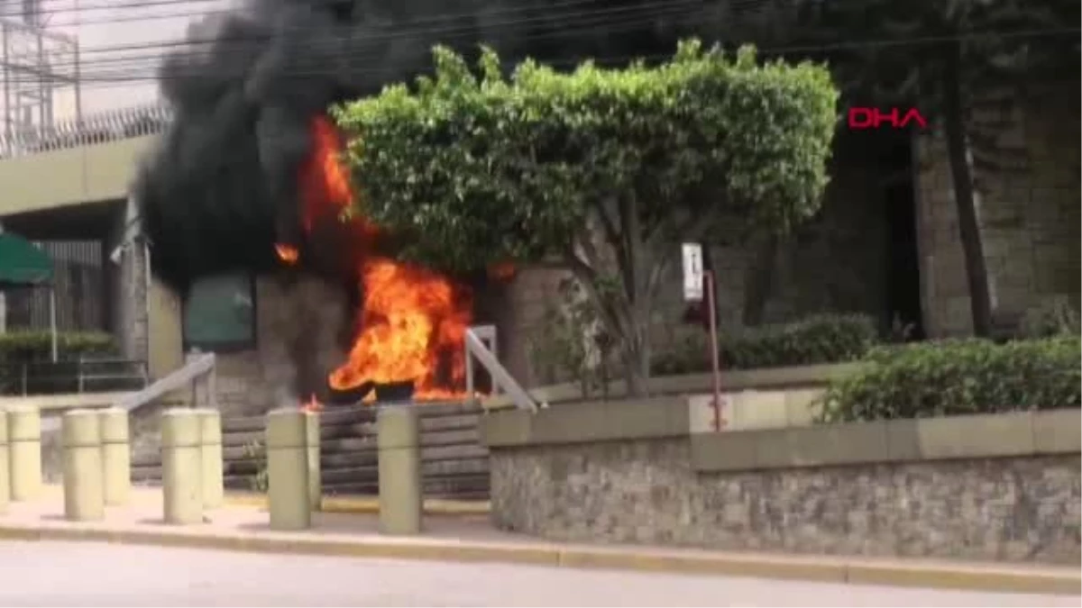 DHA DIŞ - Honduras\'ta protestocular ABD elçilik binası girişinde lastik yaktı