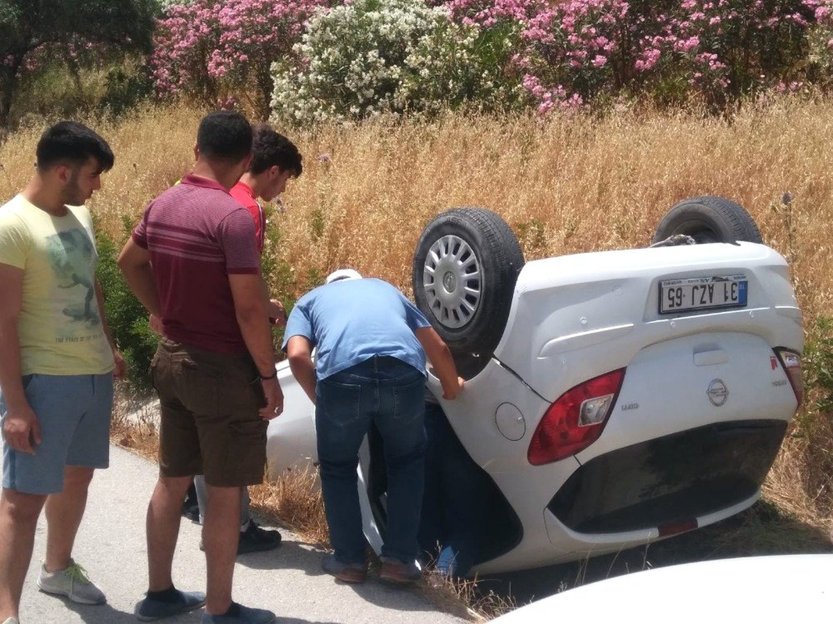 Direksiyon hakimiyeti kaybolan otomobil takla attı: 2 yaralı