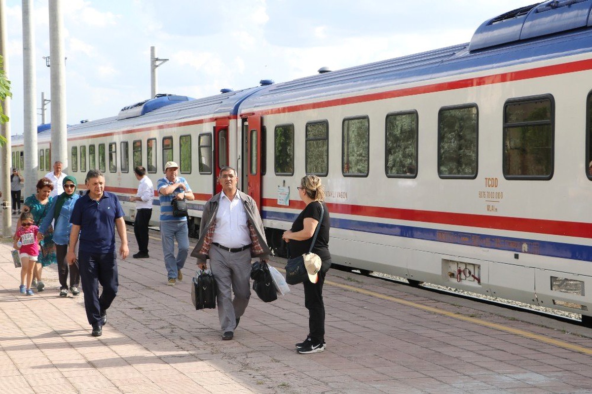 Doğu Ekspresi yolcularına karanfilli, halaylı karşılama