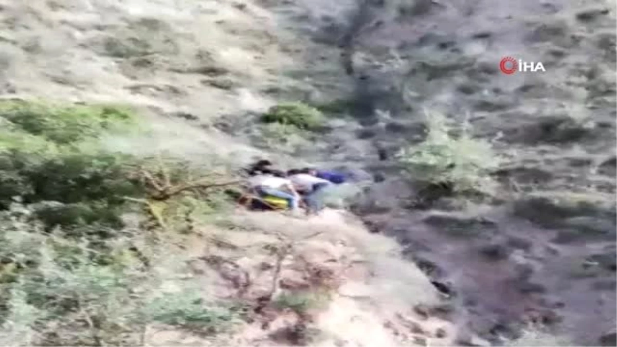 Eşeğinden düşen adam 200 metrelik uçuruma yuvarlandı