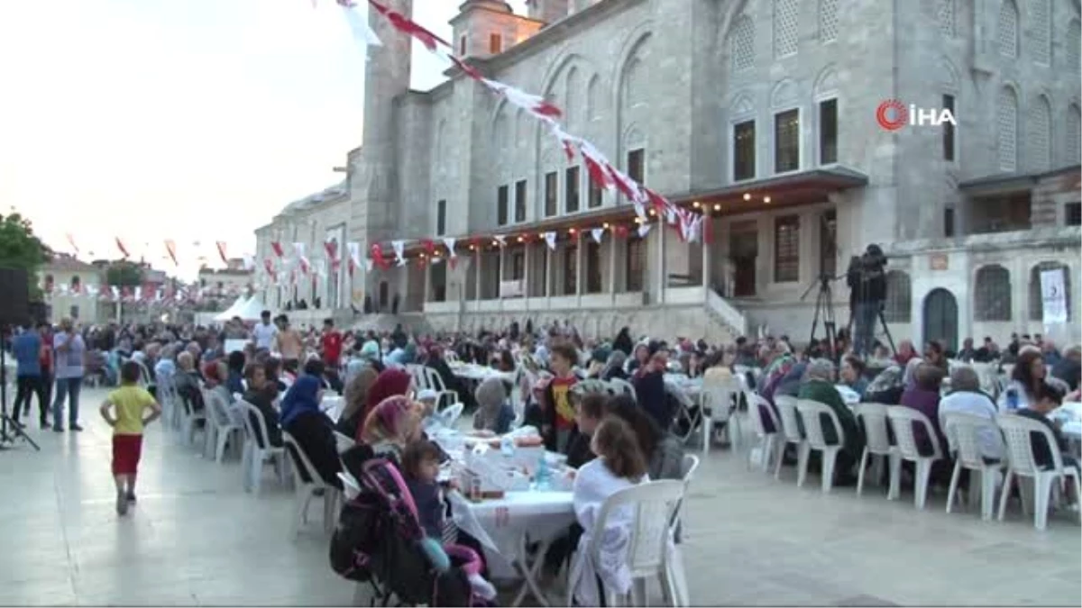 Fatih Belediyesi ve Kızılay binlerce kişiyi aynı sofrada buluşturdu