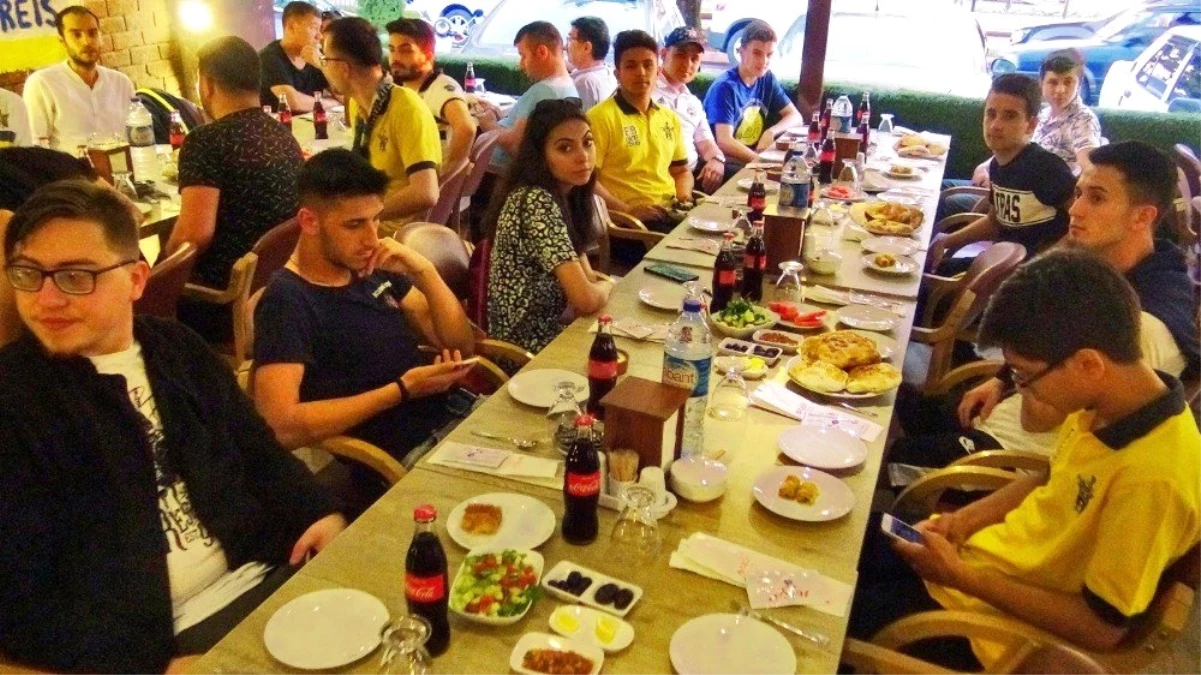Genç Fenerbahçeliler iftarda buluştu