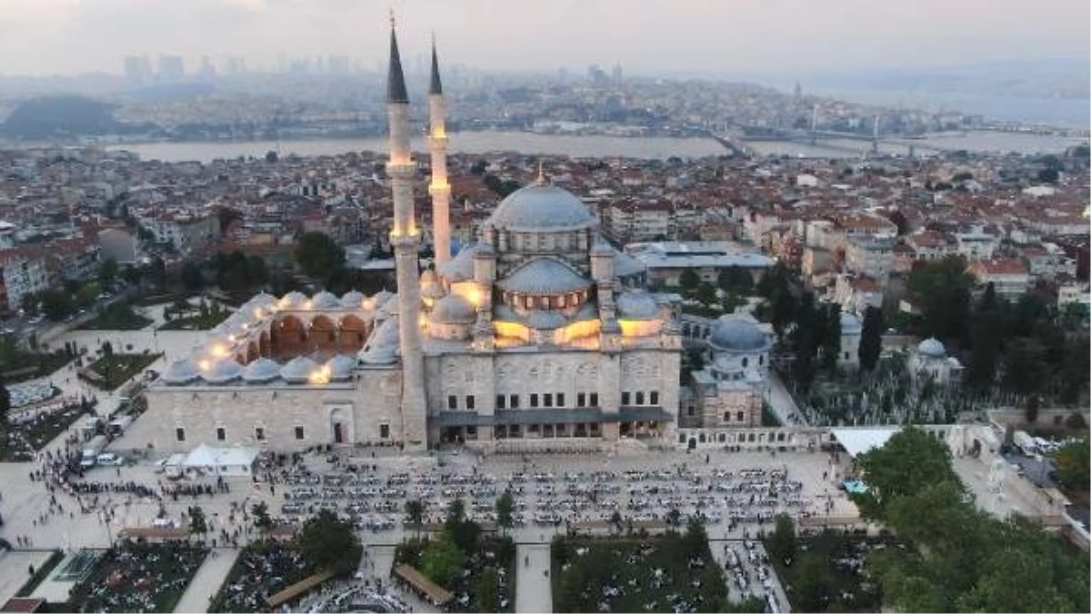 (Havadan fotoğraflarla) Fatih Camii avlusunda binlerce kişi oruç açtı