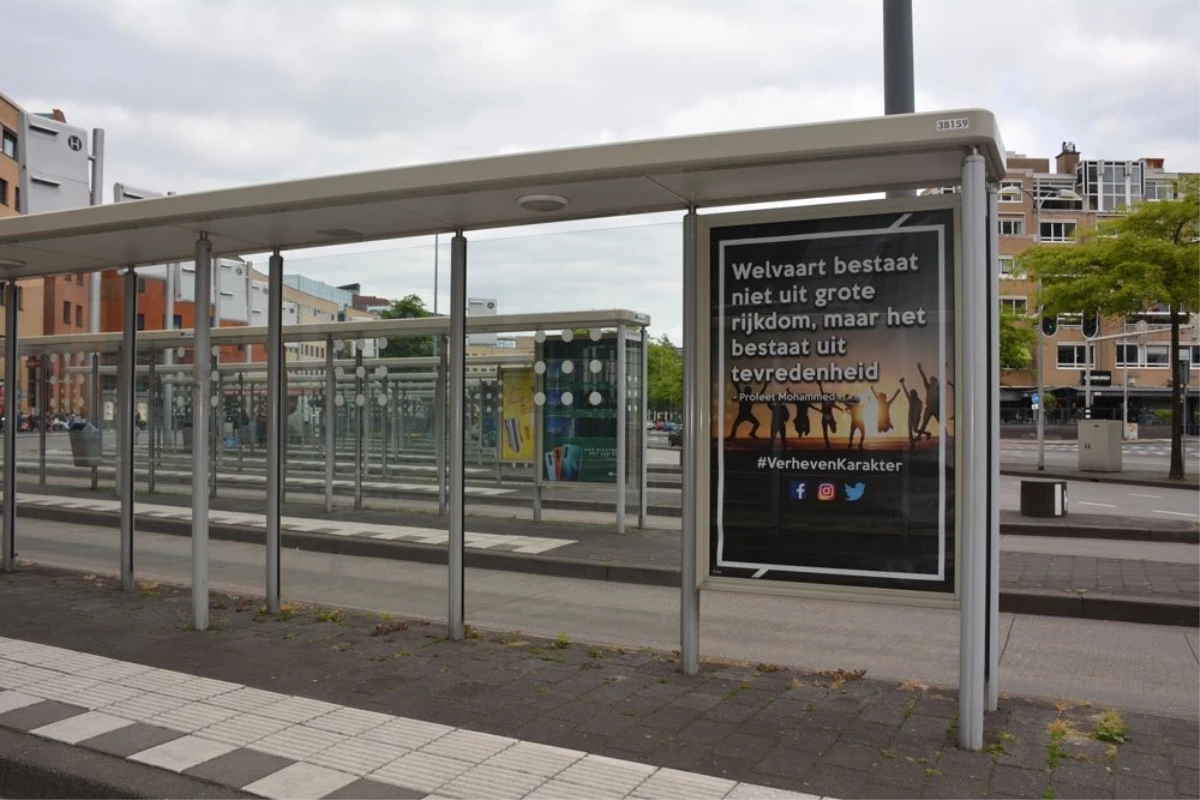 Hollanda\'da otobüs duraklarına "Hadis -i Şerif" asıldı