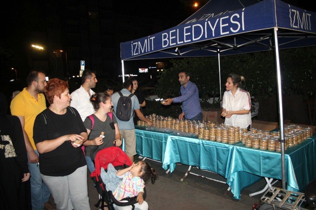 İzmit Belediyesi\'nden 7 bin helva