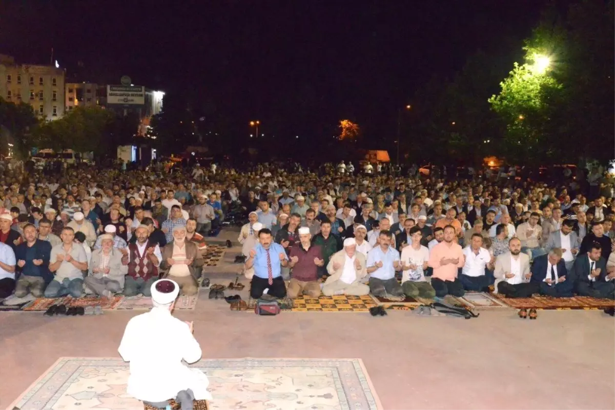 Kadir Gecesi\'nde Çarşamba Meydanı dolu taştı