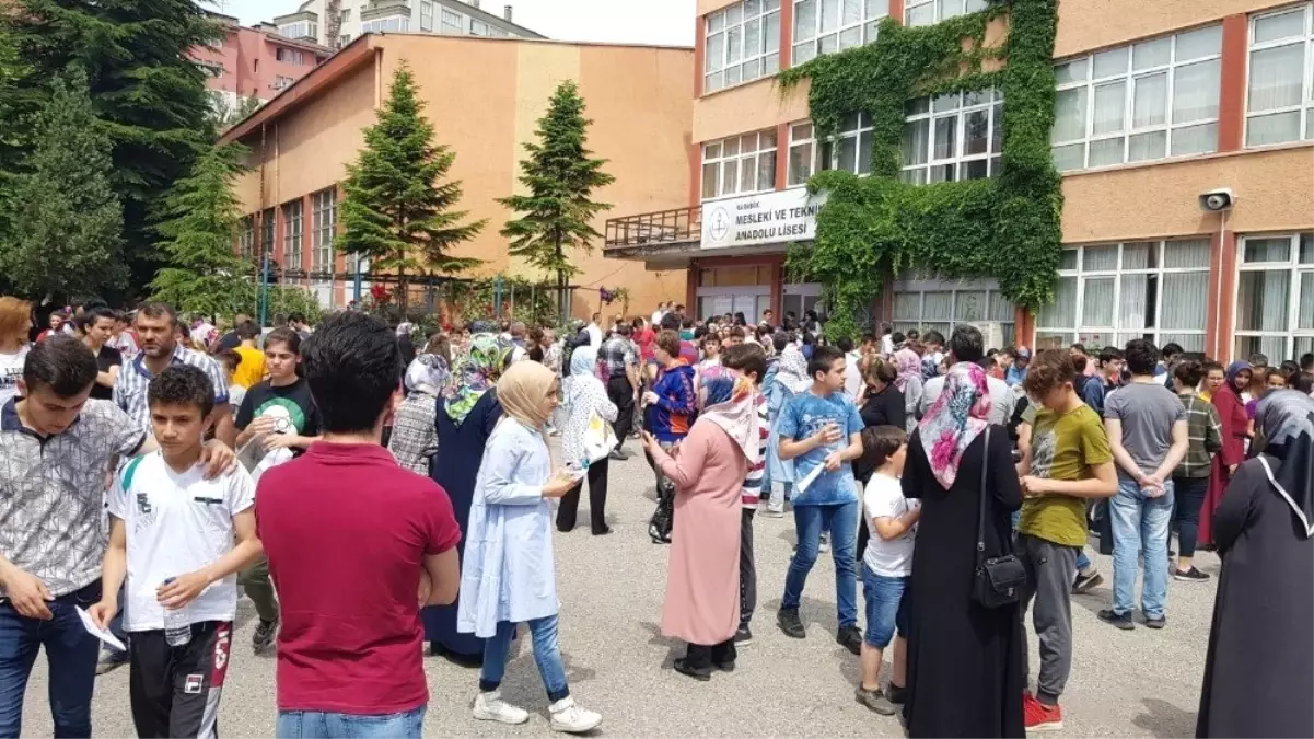 Karabük\'te veliler merakla çocuklarının sınavdan çıkmasını bekledi