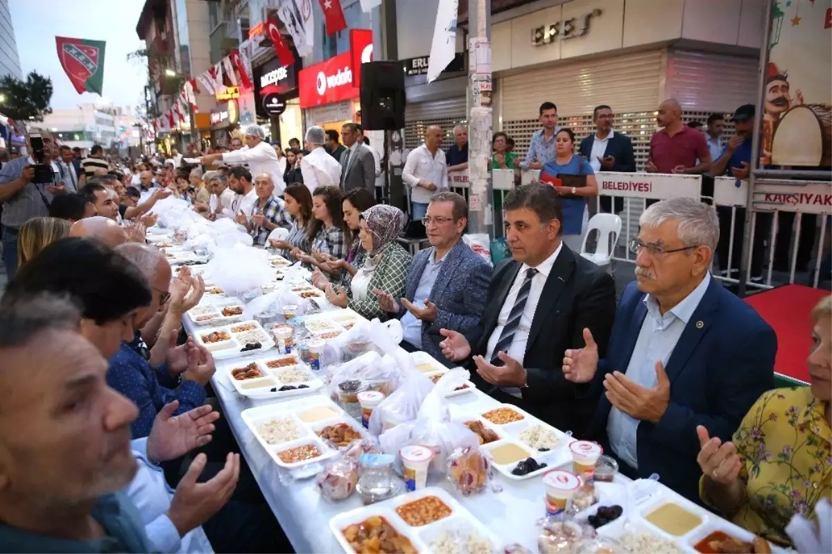 Karşıyaka Çarşı\'da 6 bin kişilik iftar