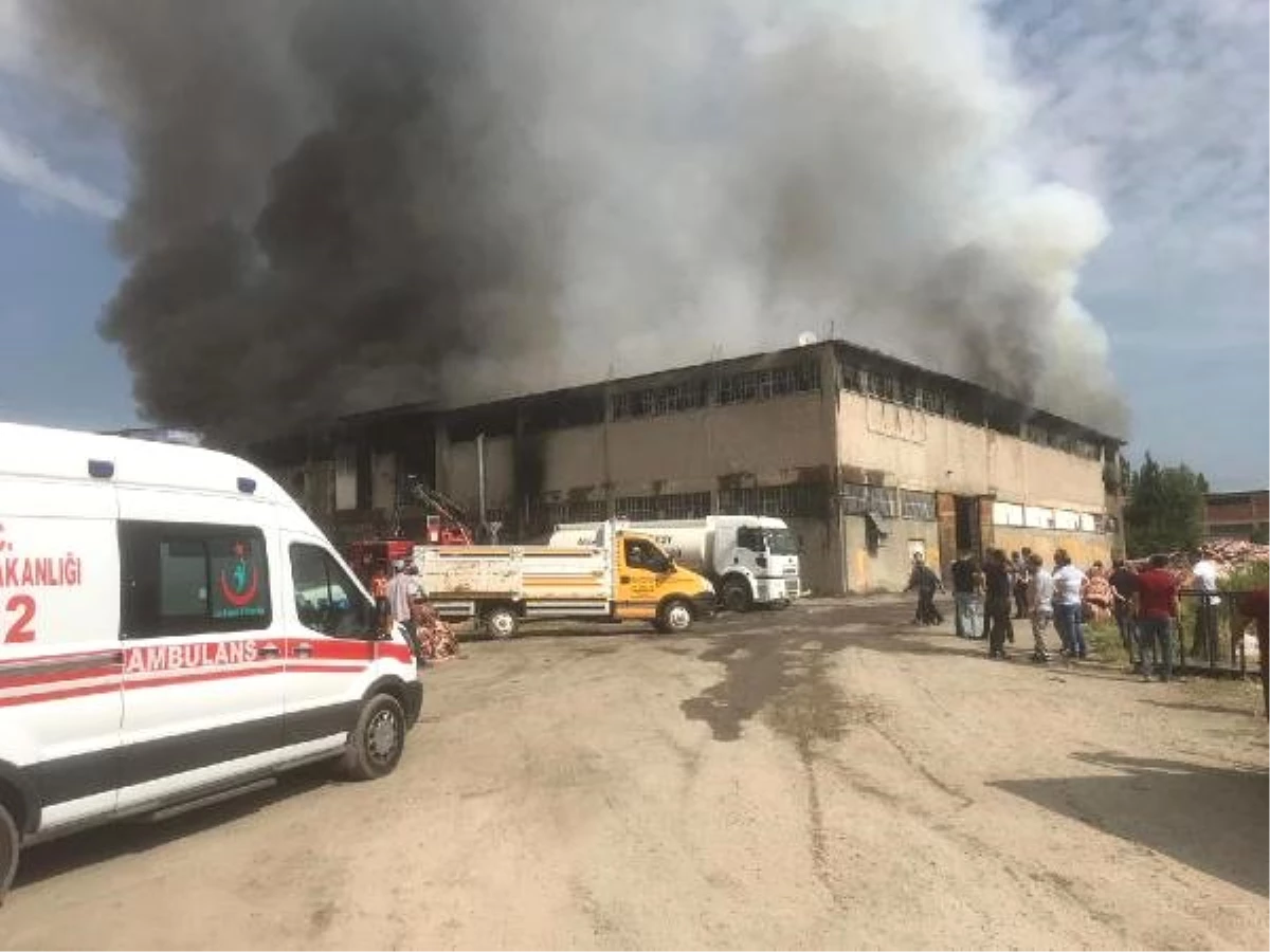 Kilim ve battaniye fabrikasında yangın: 2 itfaiye eri yaralandı