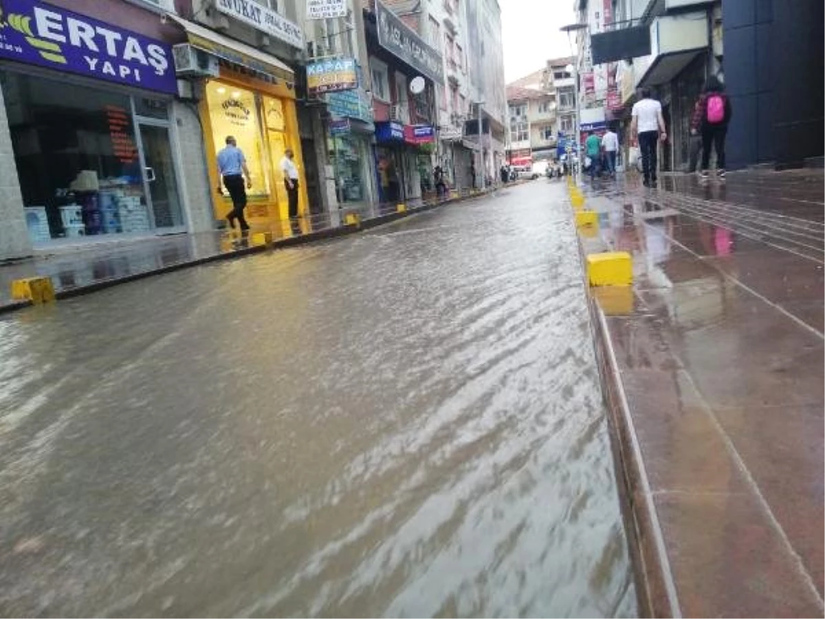 Kırıkkale\'de yağmur caddeleri suyla doldurdu