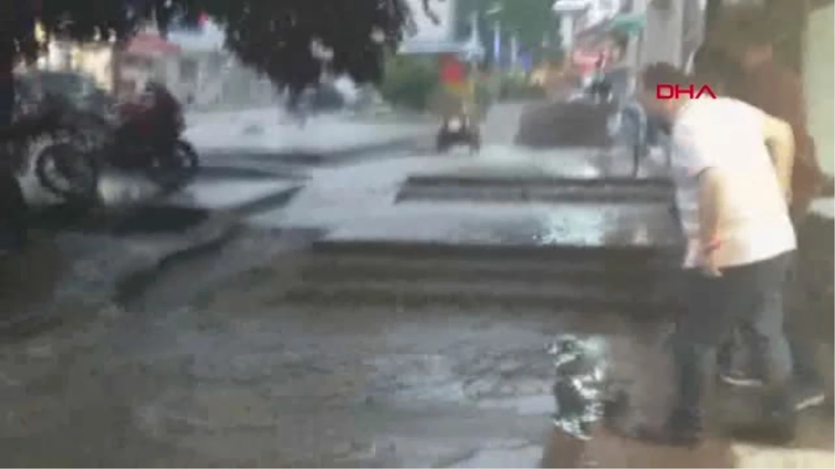 Kırıkkale\'de yağmur caddeleri suyla doldurdu