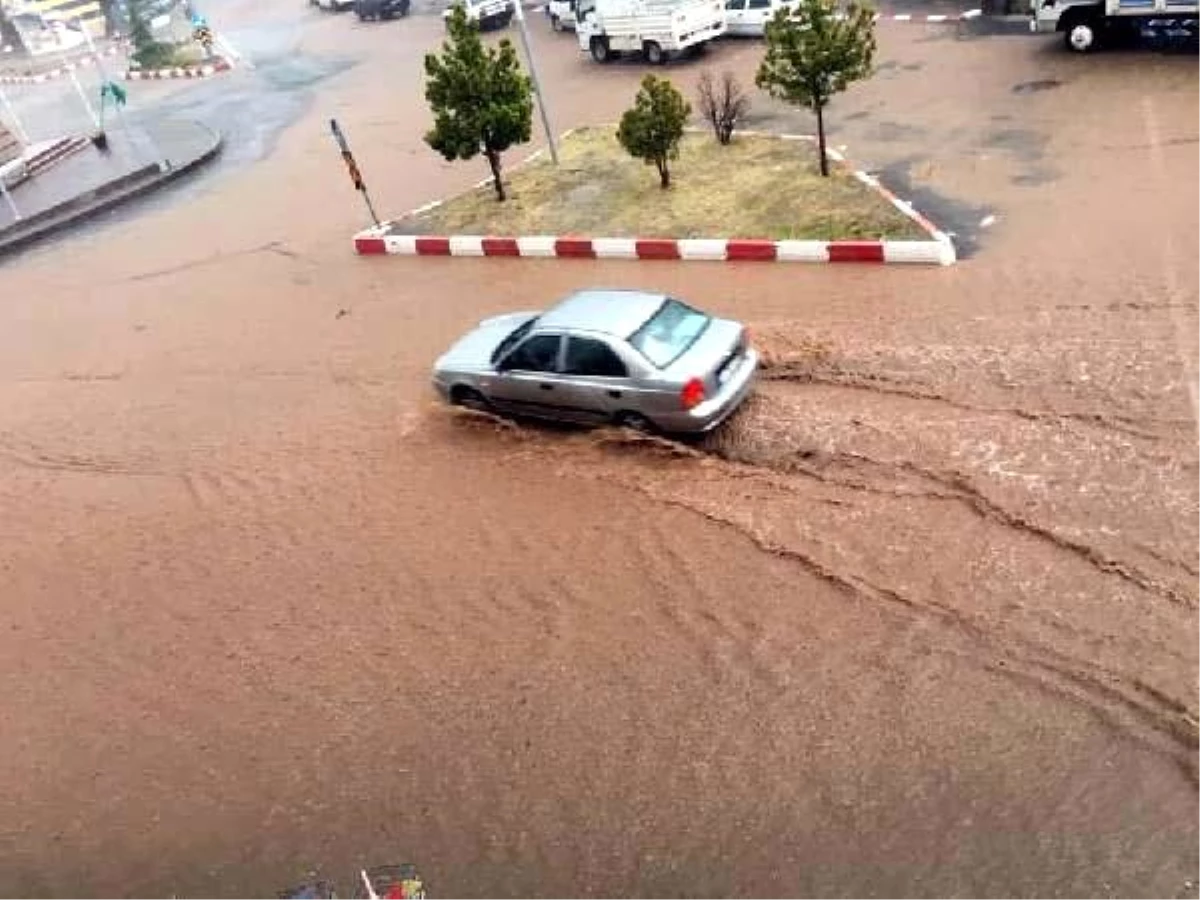 Kırıkkale\'de yağmur caddeleri suyla doldurdu (2)