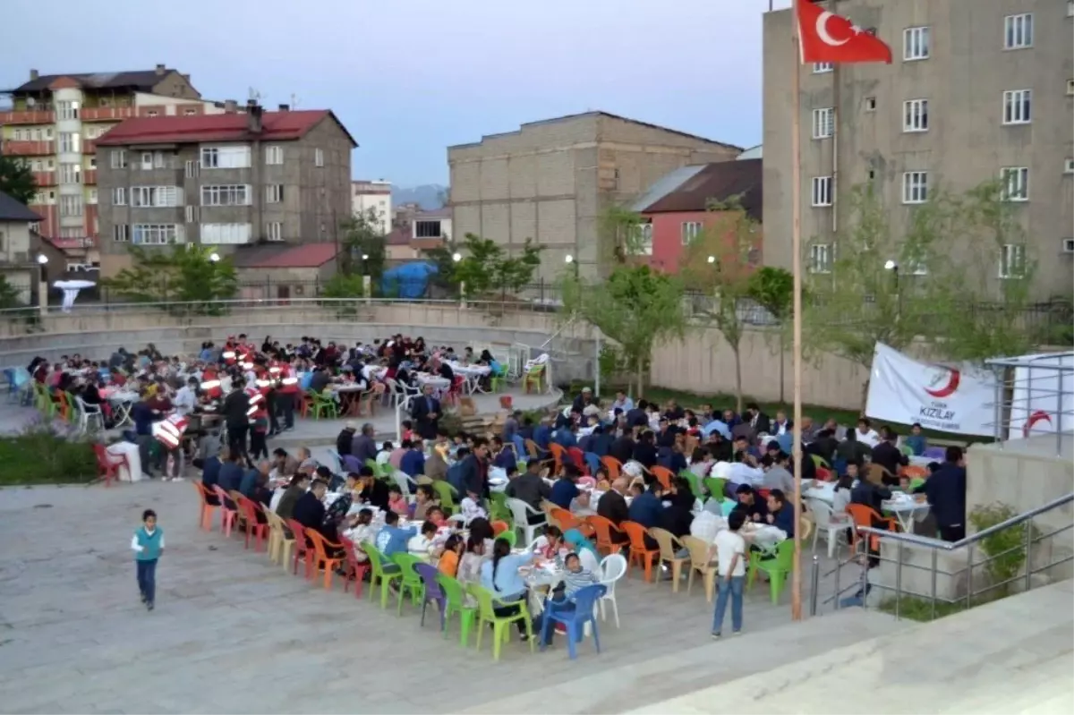 Kızılay Yüksekova Şubesi günlük 500 kişiye iftar yemeği verdi