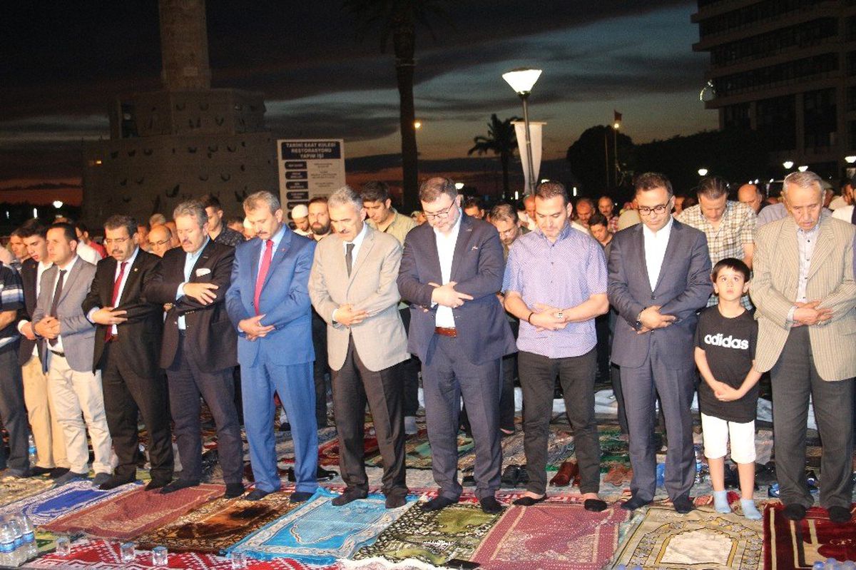 Konak Meydanı\'nda 10 bin kişilik iftar