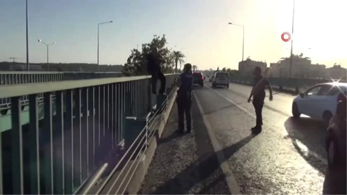 Köprüde İntihar girişimi...Bir anlık dalgınlığından faydalanıp böyle tutup çektiler