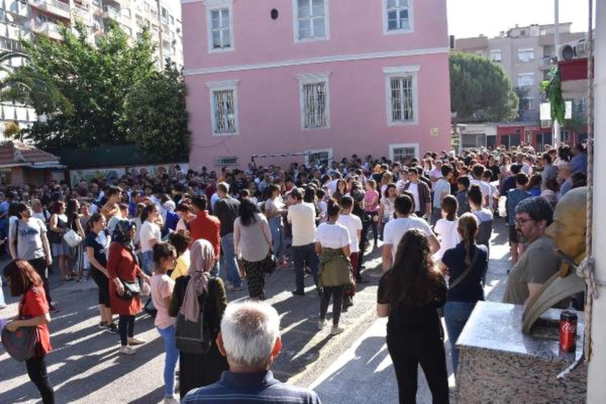 LGS\'de öğrenciler sınıfta, veliler bahçede heyecanlandı