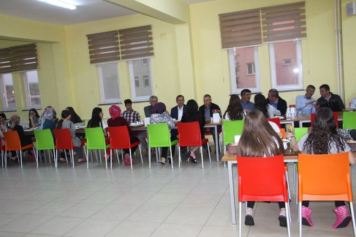 Lise öğrencilerinin iftar yemeğine protokol üyeleri eksiksiz katıldı