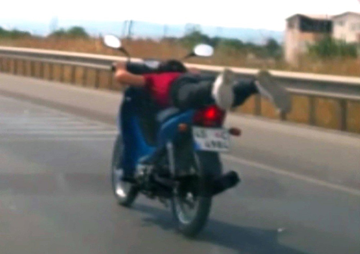 Motosikletli gençlerin tehlikeli oyunu