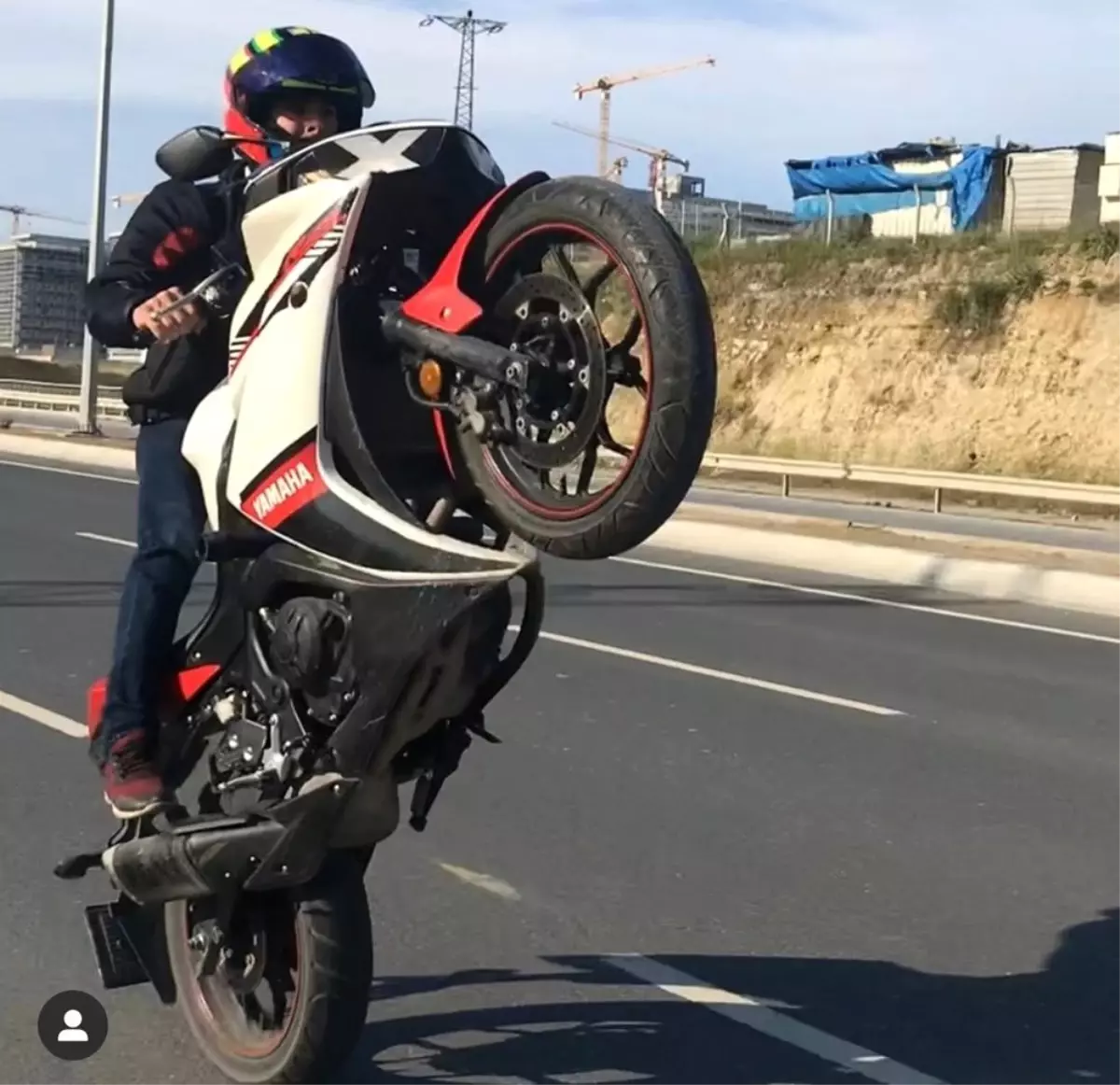 Motosikletli maganda tek tekerlek üzerindeyken polise yakalandı