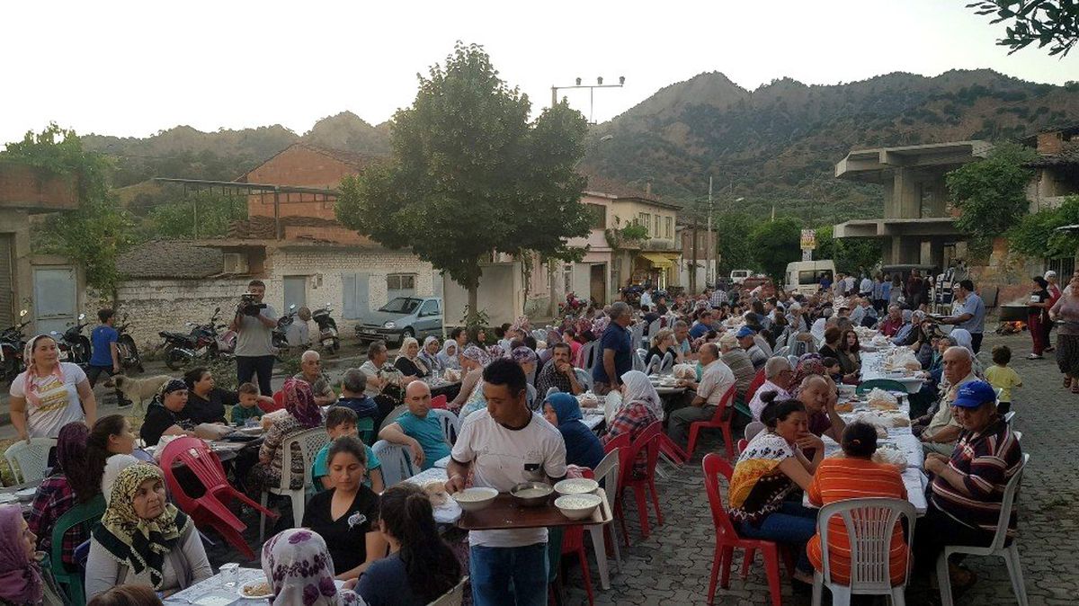 Muhtar köylülerini 5 yıldır iftarda buluşturuyor