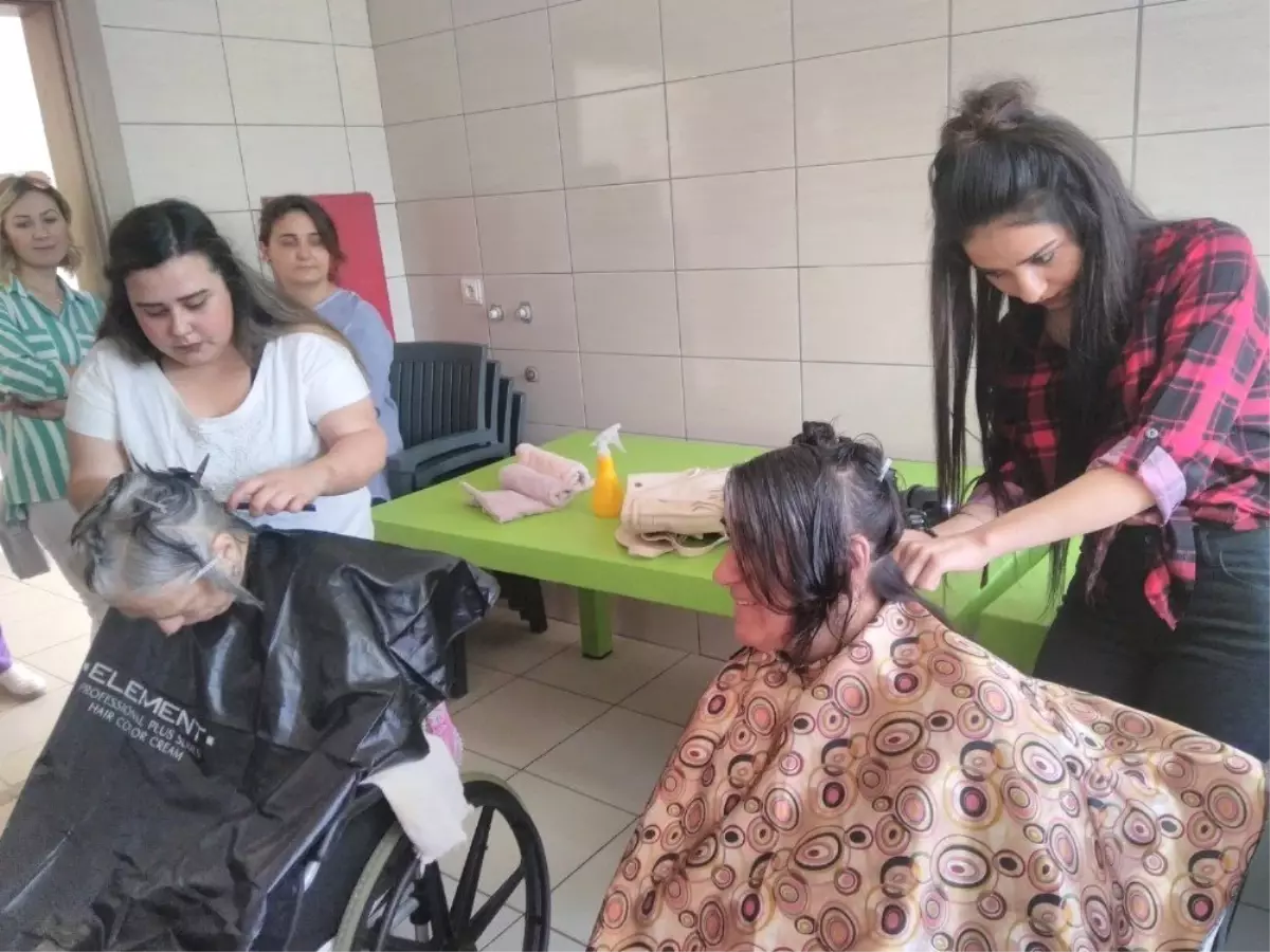 Öğrencilerden yaşlılara bayram tıraşı