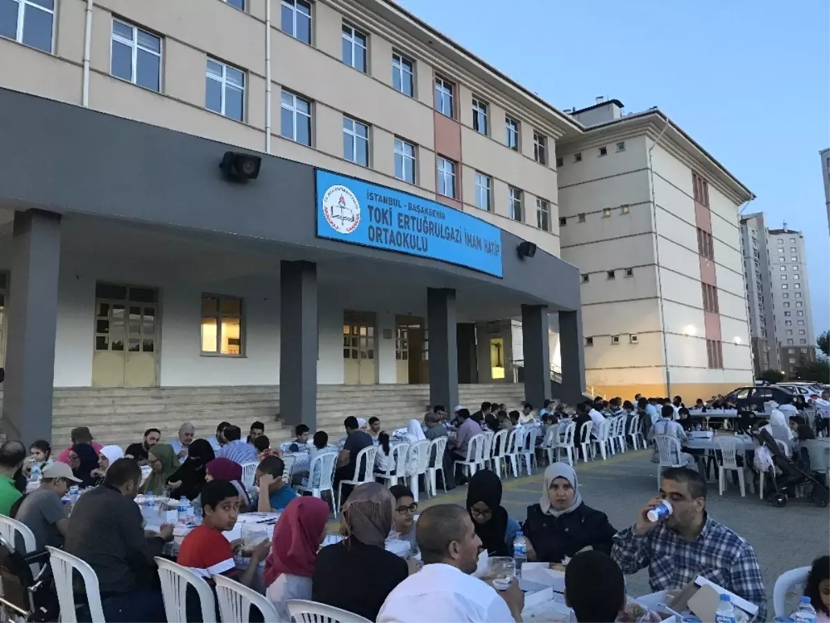 Okul bahçesinde uluslararası iftar