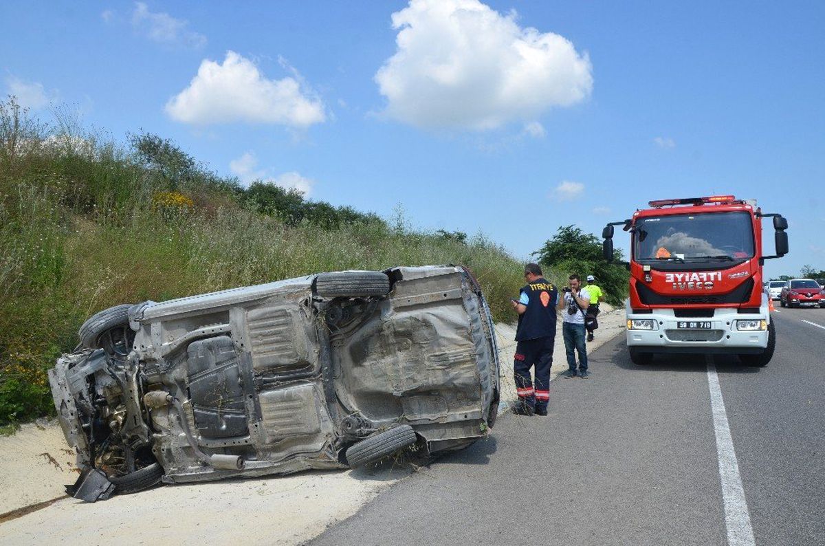 Otomobil su kanalına devrildi: 4 yaralı