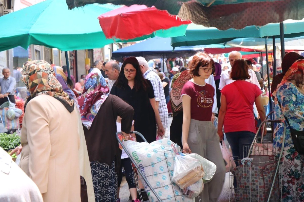 Fiyatların düşmesiyle pazarlara bayram havası geldi