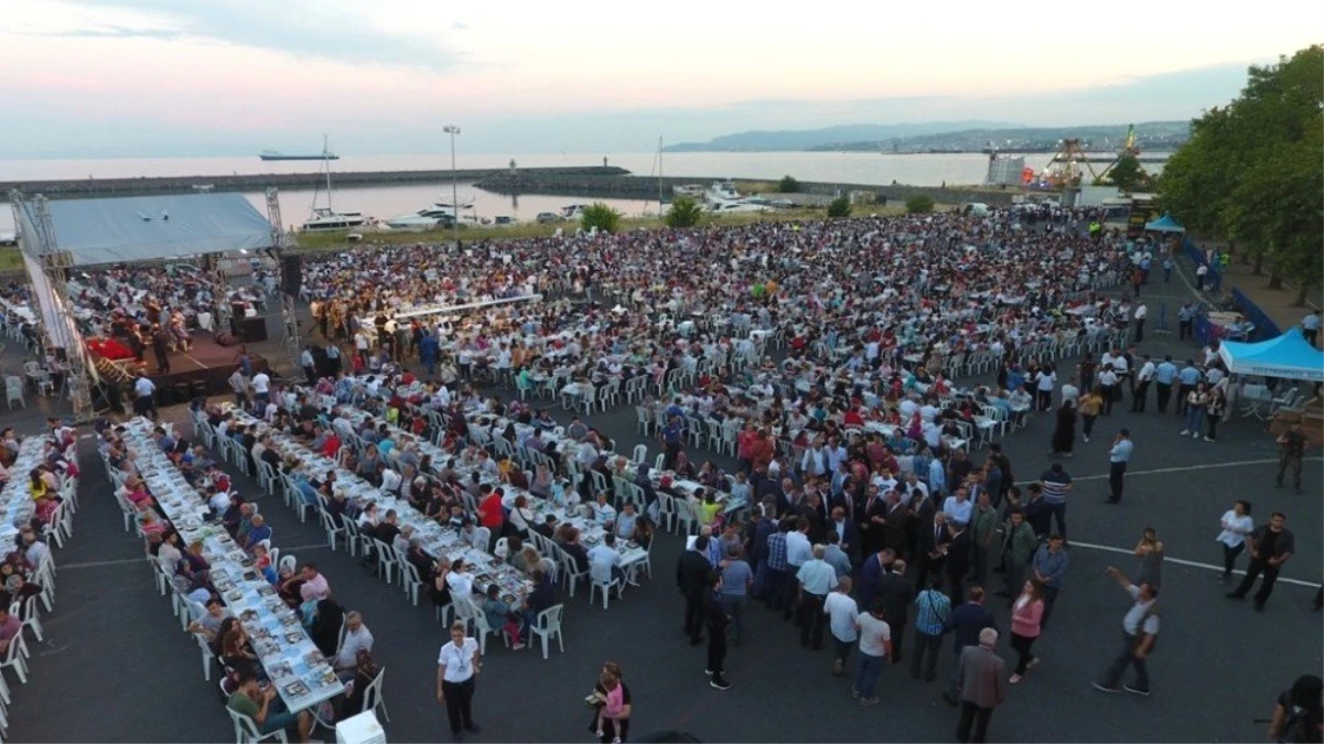 Sahil manzaralı 10 bin kişilik iftar