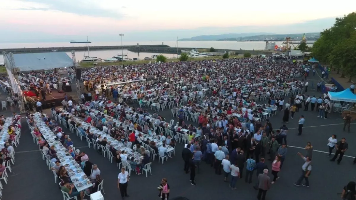 Sahil manzaralı 10 bin kişilik iftar