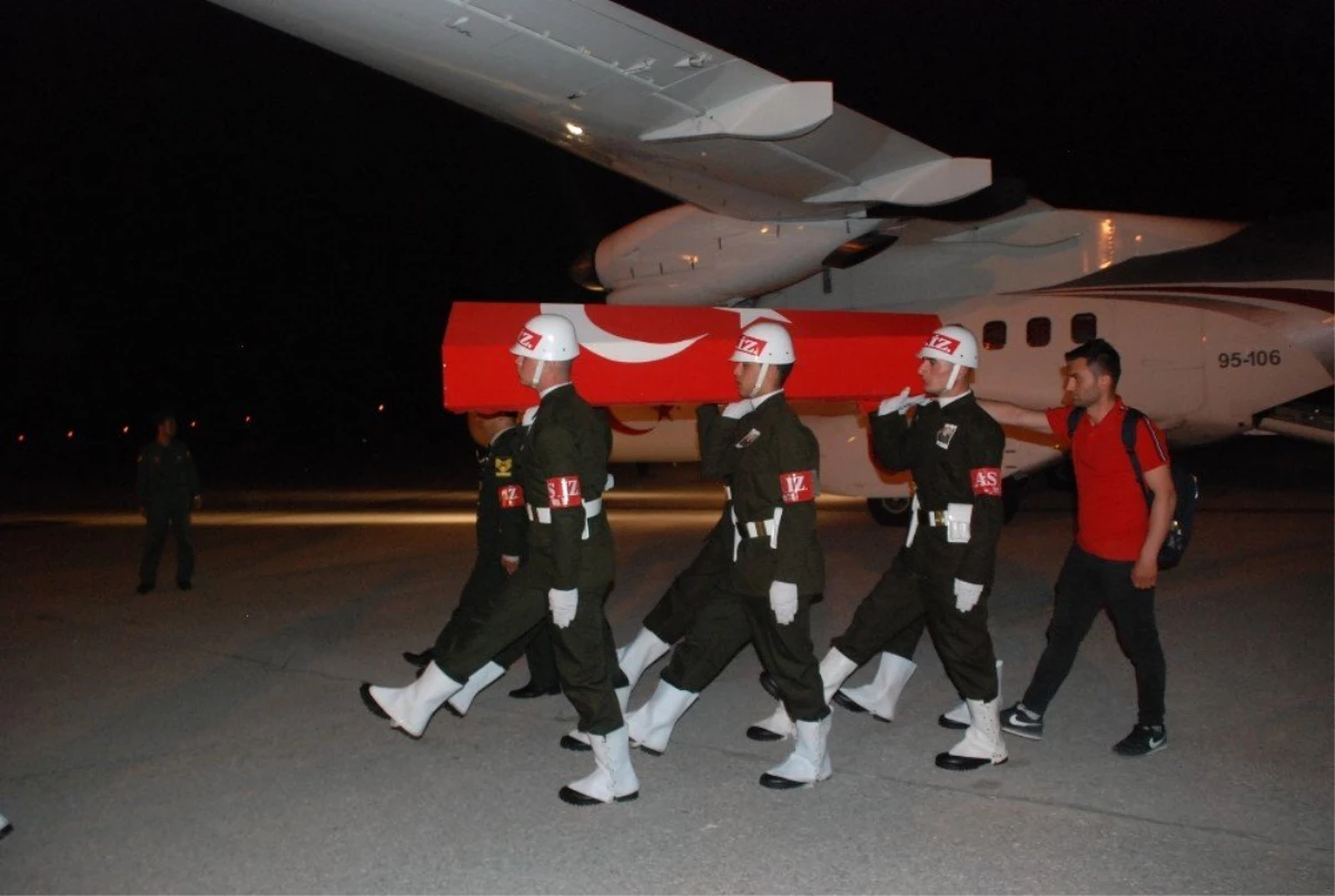 Şehit oğlunun fotoğrafına sarılıp gözyaşı döktü