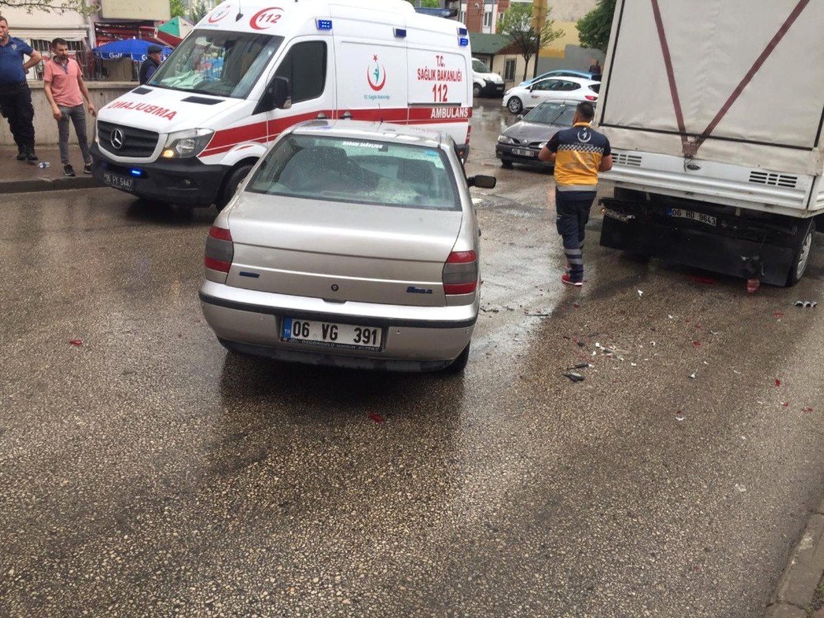 Sincan\'da otomobil ile kamyonet çarpıştı: 1 yaralı
