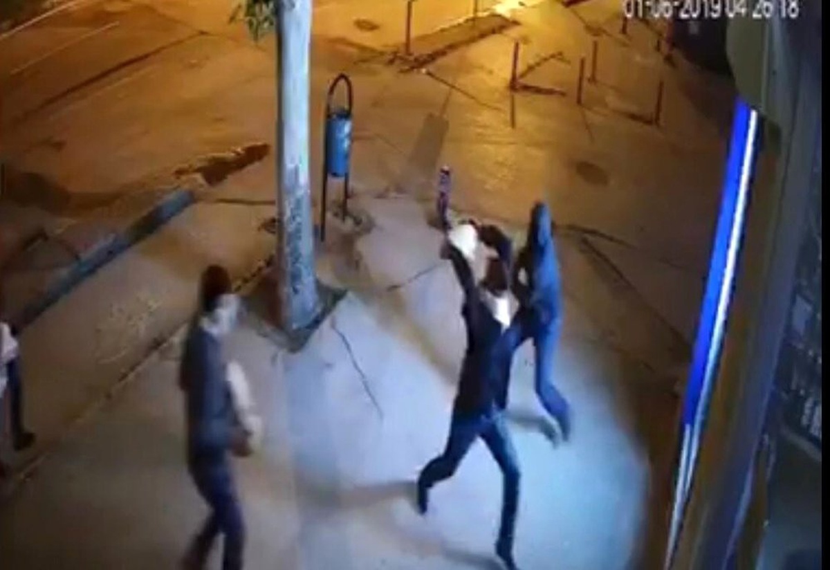 Taşlı, maskeli hırsızlar güvenlik kamerasında