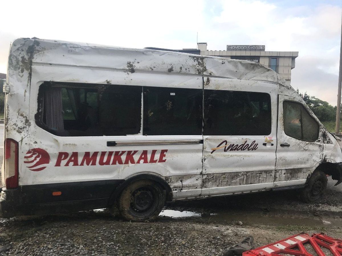 TEM\'de yolcu servis minibüsü kaza yaptı