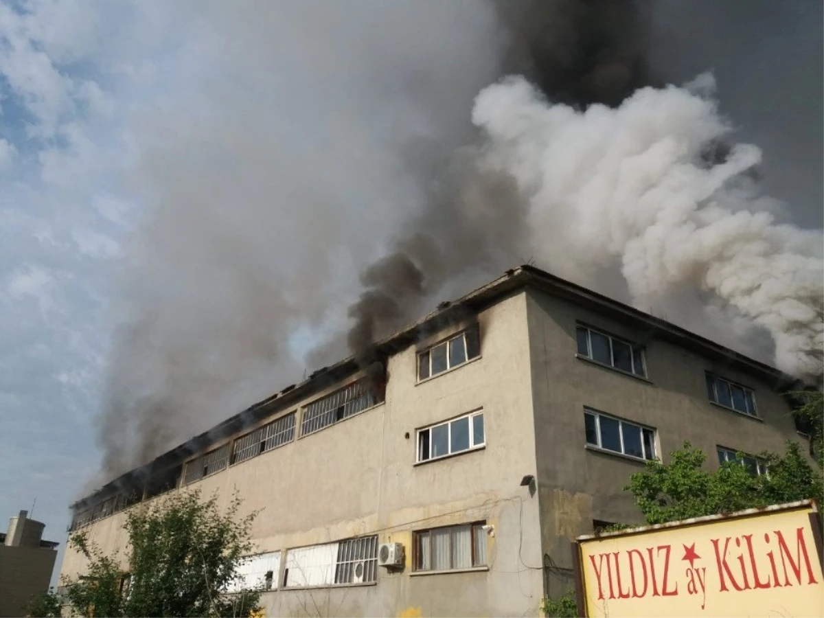 Uşak\'ta fabrika yangını, 1 itfaiye eri düşerek yaralandı