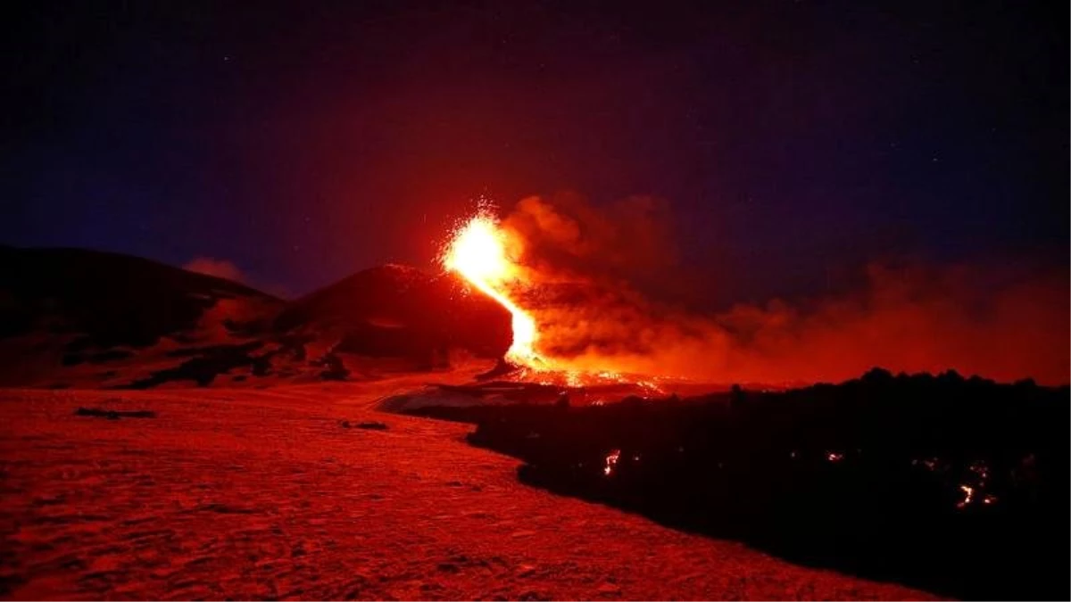 Video | Avrupa\'nın en aktif volkanı Etna Yanardağı yeniden faaliyete geçti