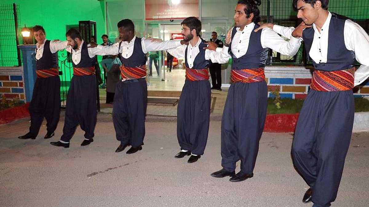 Video | Elazığ\'da yabancı öğrenciler \'sahur halayı\' çekti