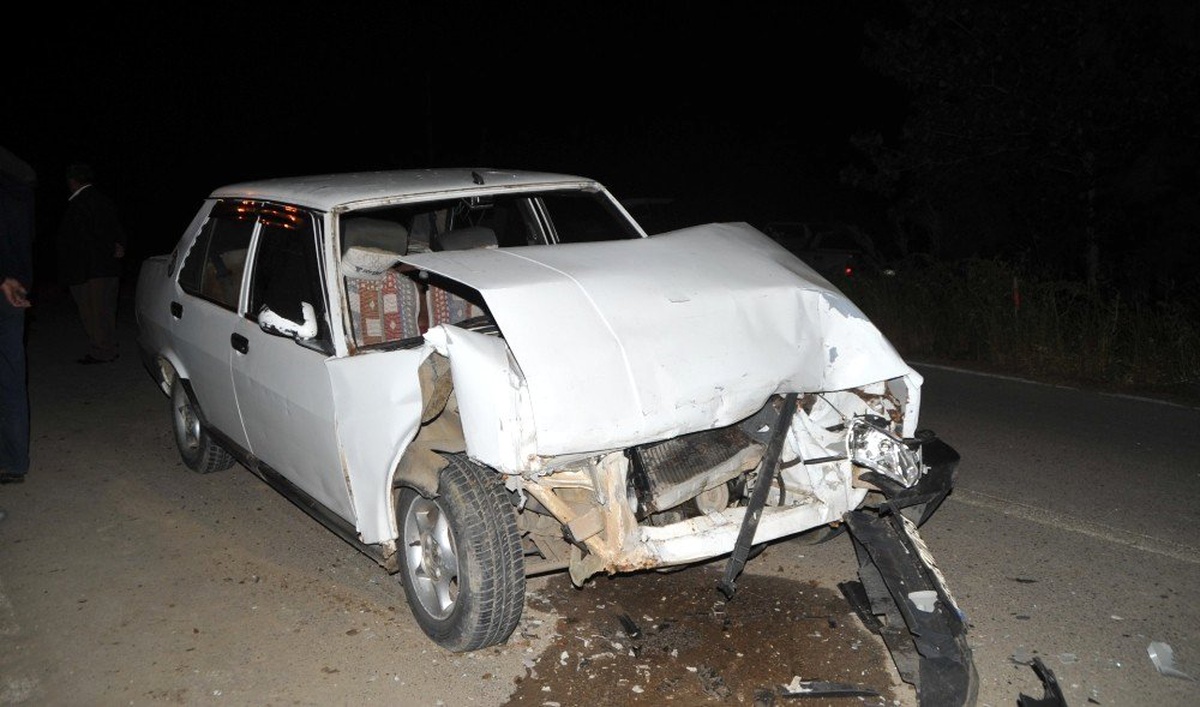 Yolun sağında duran otomobile çarpan sürücü yaralandı