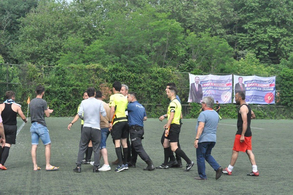3 kırmızı kart çıktı, hakemin üzerine yürüdüler!
