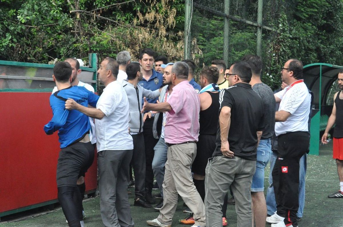 3 kırmızı kart çıktı, hakemin üzerine yürüdüler!