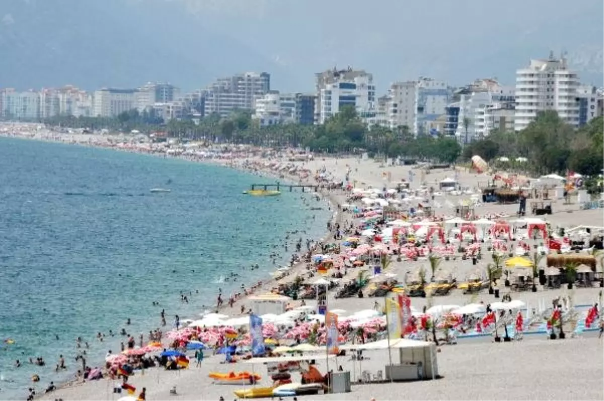 Antalya\'da nemden bunalan denize koştu