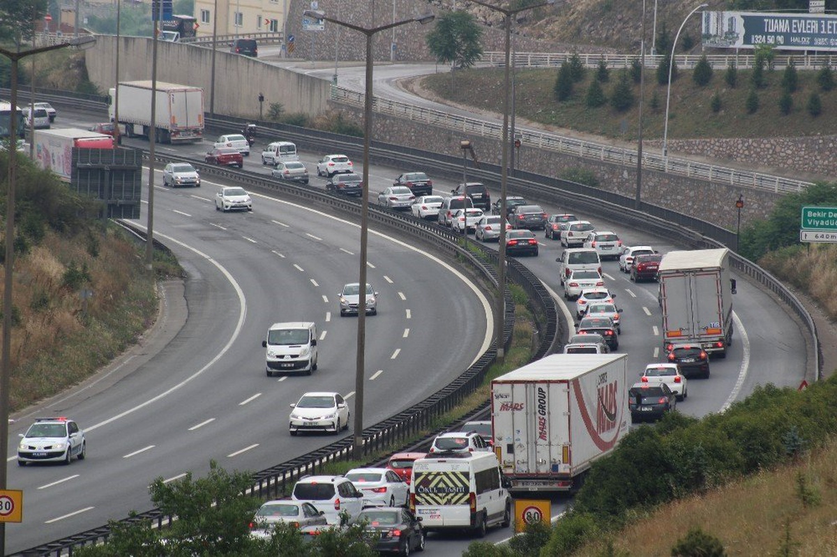 Bayram tatilcilerinin TEM\'de oluşturduğu yoğunluk sürüyor
