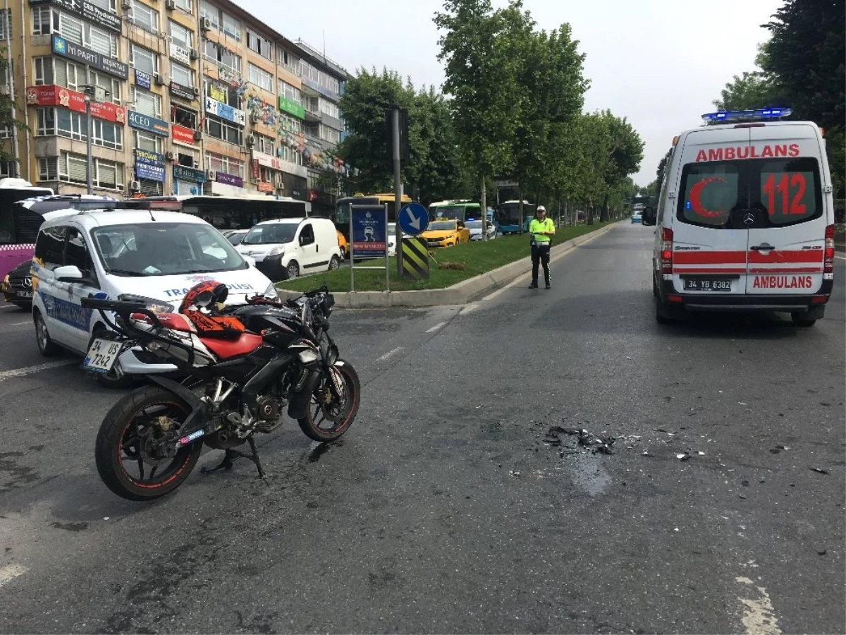 Kırmızı ışık ihlali yapan motosiklet otomobile çarptı: Sürücü hayatını kaybetti