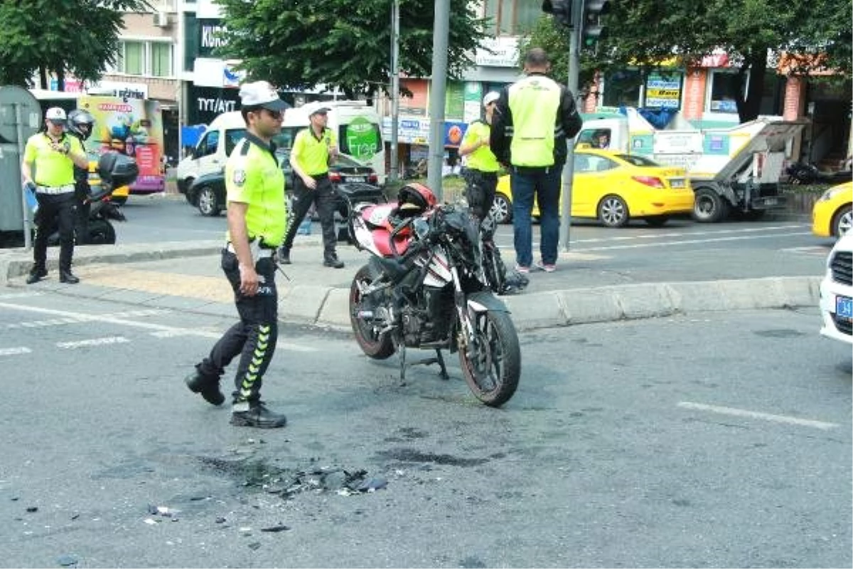 Beşiktaş\'ta otomobil ile motosiklet çarpıştı