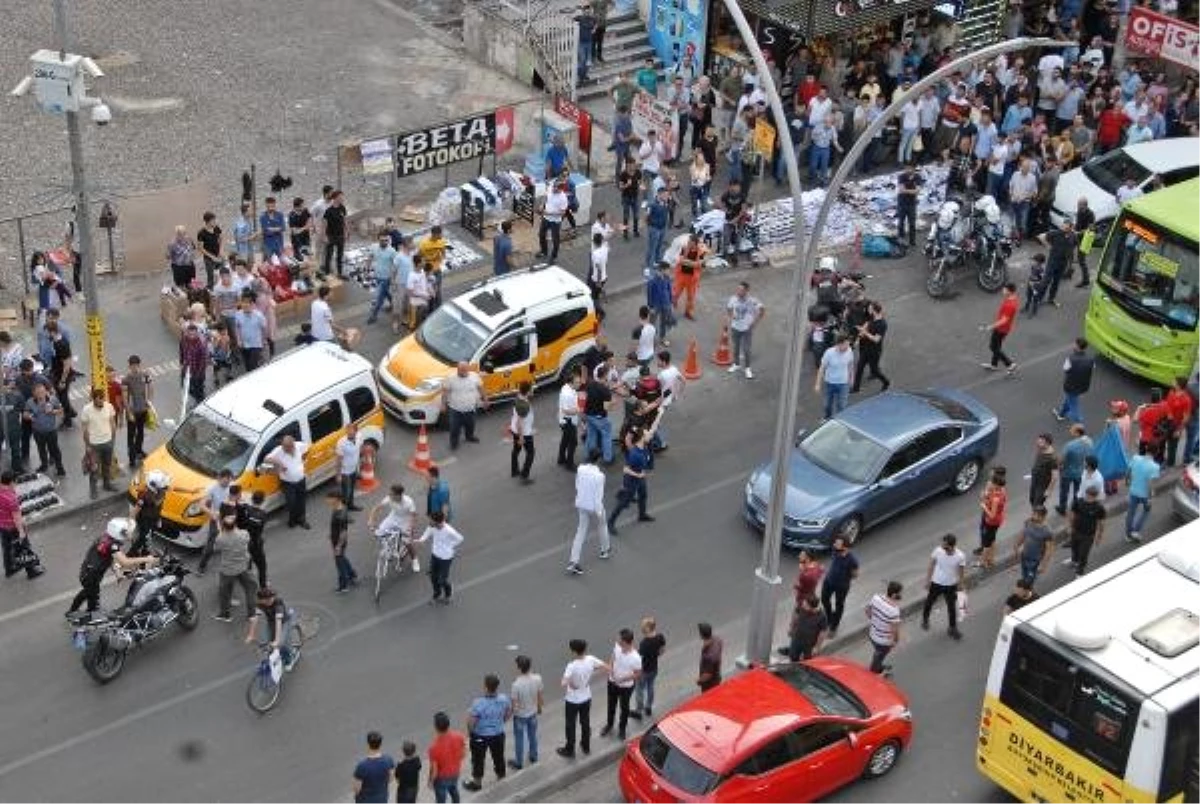 Diyarbakır\'da cadde ortasında kavga; çok sayıda gözaltı